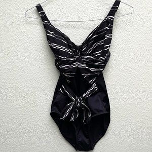 NWT Women's 244th & Ocean black and white one piece wrap bathing suit size M…